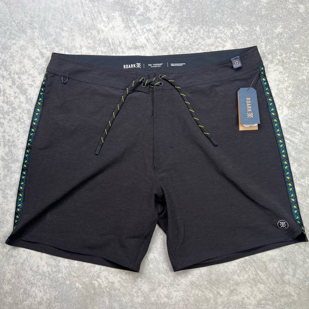 ROARK PASSAGE 17” BLACK BOARSHORTS